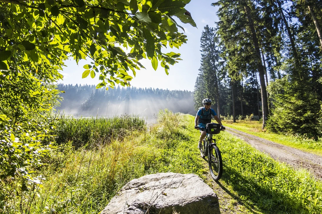 Fahrrad fahren bei Sonnenaufgang