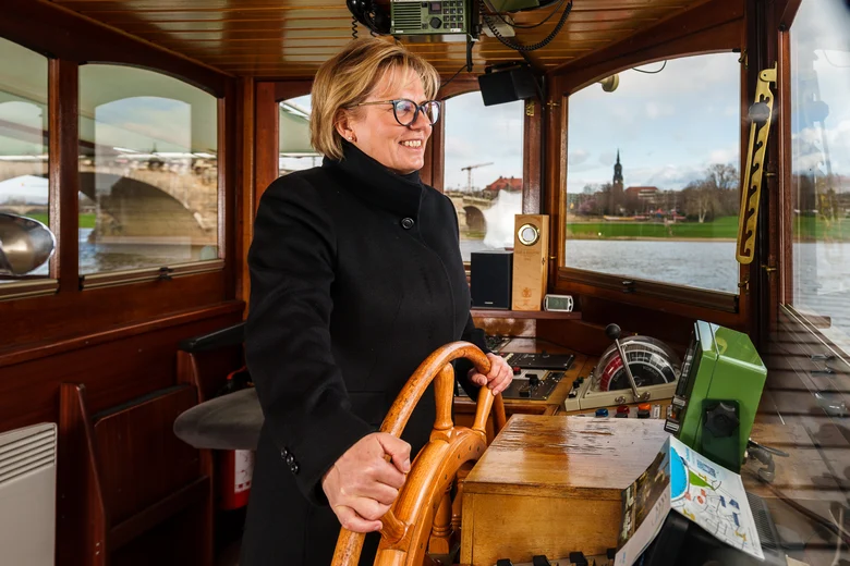 Barbara Klepsch am Steuerrad des Dampfers "Dresden« 